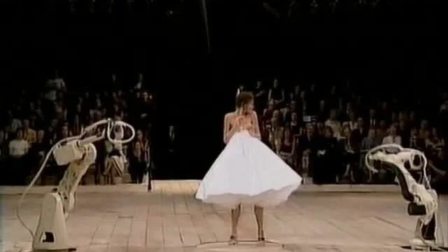Alexander McQueen Xuân Hè 1999 (video: Bart Moore)