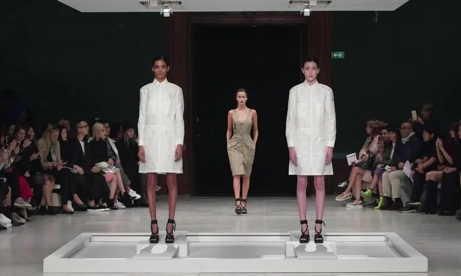 Hussein Chalayan Xuân Hè 2016 (video: Dezeen)