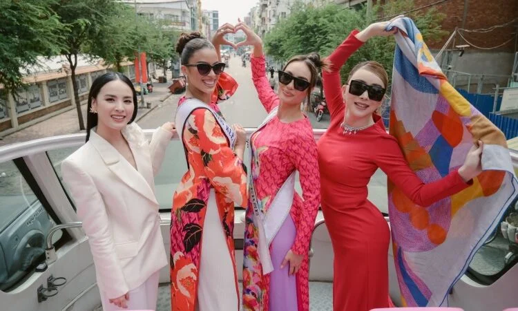 Miss Universe 2022 diện áo dài dạo chơi ở TP HCM