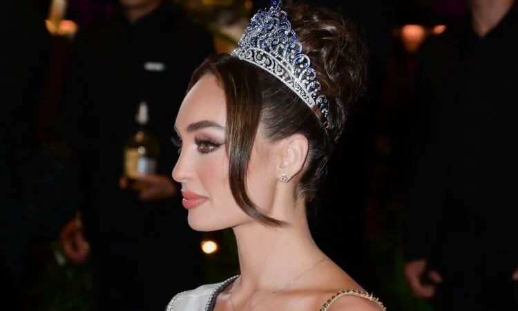 Miss Universe 2022 ở hậu trường trang điểm khi công tác Việt Nam