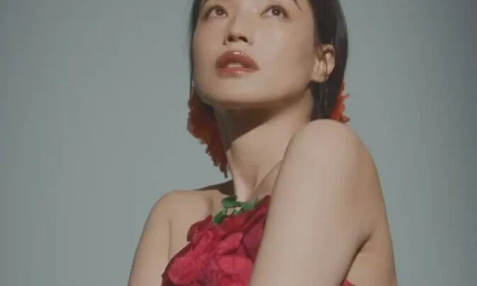 Thư Kỳ chụp hình cho tạp chí CR Fashion Book
