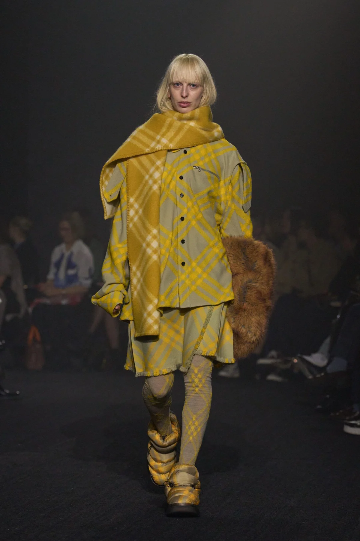 00021-burberry-fall-2023-ready-to-wear-credit-gorunway-scaled.jpg