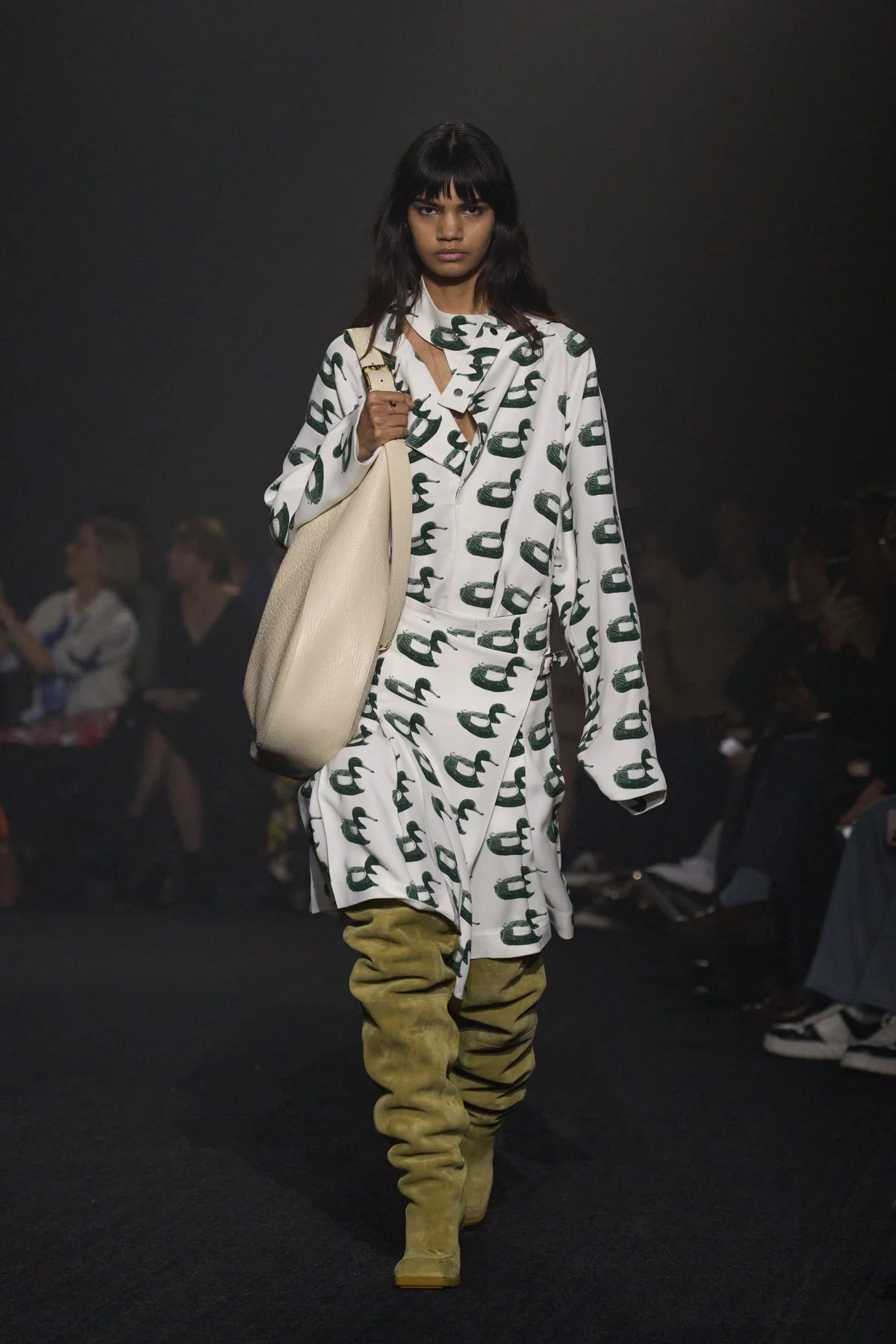 00024-burberry-fall-2023-ready-to-wear-credit-gorunway-scaled.jpg