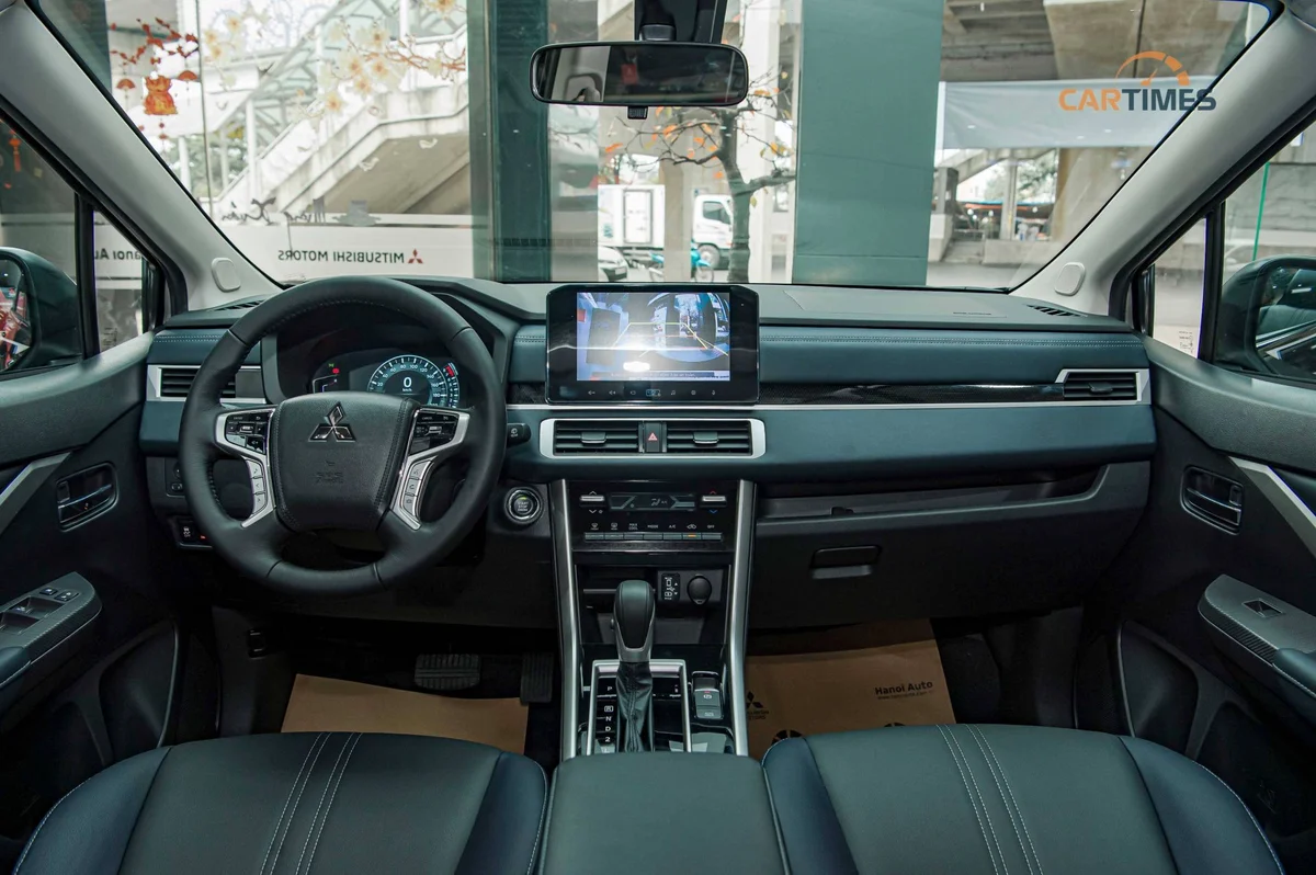 Hàng ghế trước của xe Mitsubishi Xpander Cross 2023