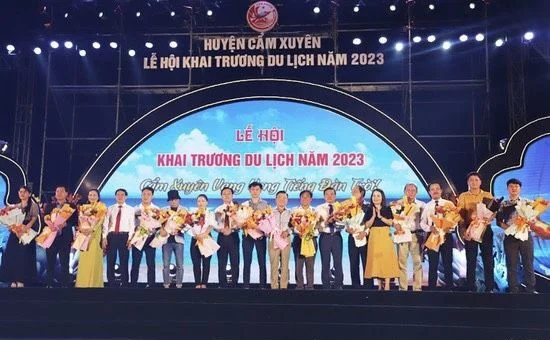 Ban tổ chức tặng hoa cho các doanh nghiệp tài trợ cho lễ khai hội