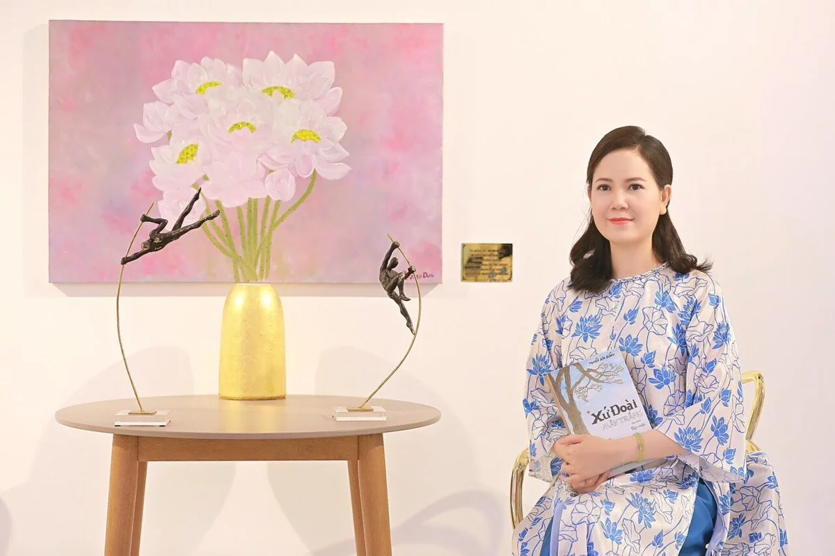 hoa-sy-kim-duc-ben-tac-pham-mong-manh.jpg
