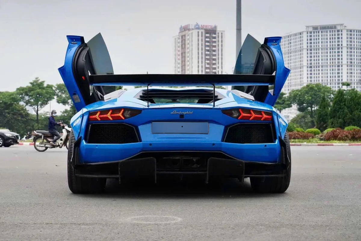 Lamborghini Aventador độ Liberty Walk