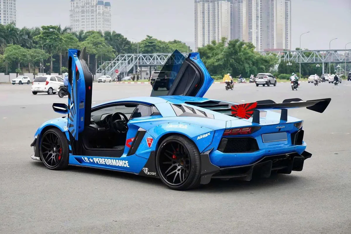 Lamborghini Aventador độ Liberty Walk