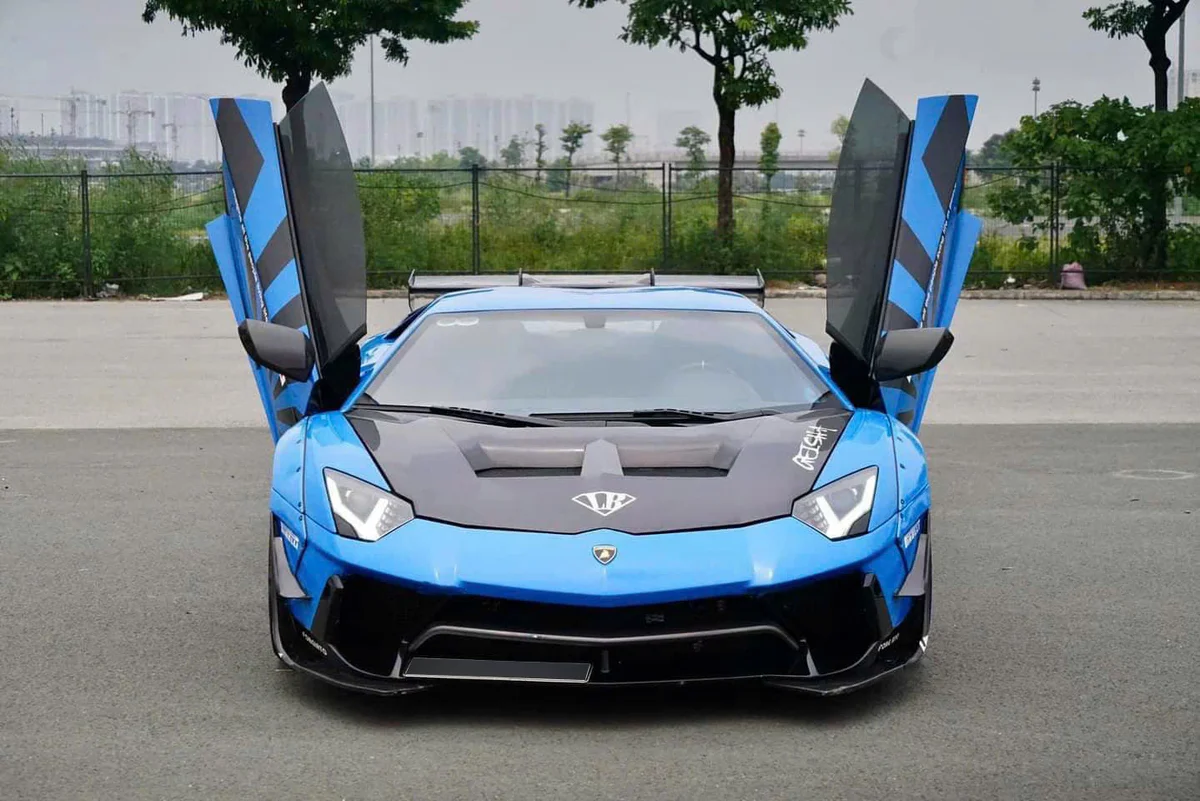Lamborghini Aventador độ Liberty Walk