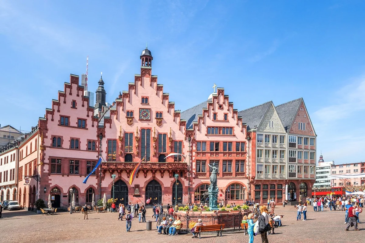 Quảng trường Romerberg ở thành phố Frankfurt, Đức. Ảnh: www.britannica.com.