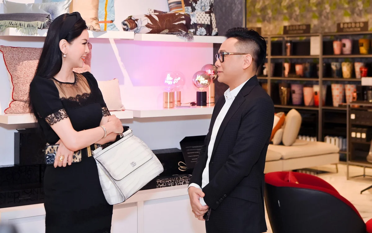 Doanh nhân Thuỷ Tiên quý phái trong đêm tiệc ánh sáng Barovier & Toso