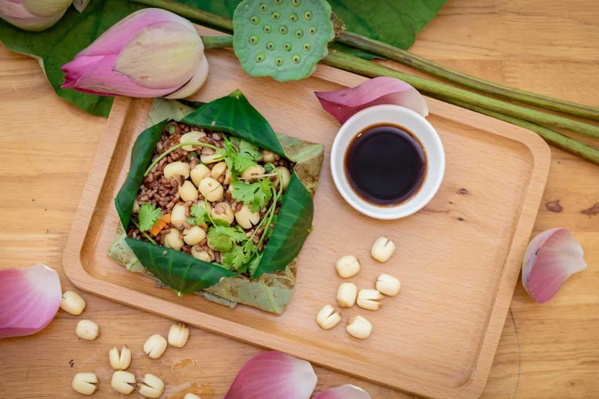 Cơm gói lá sen Đồng Tháp thường sử dụng loại gạo huyết rồng để nấu.