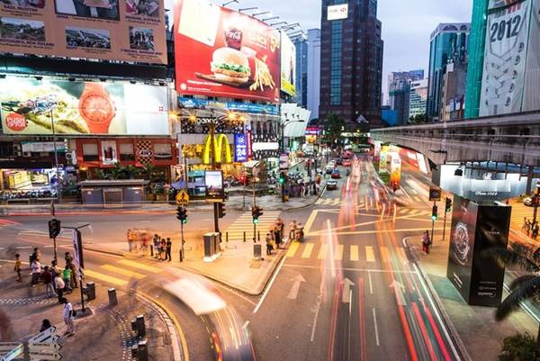 Các điểm du lịch chính của Malaysia như Kuala Lumpur, Penang hay Johor đều được đầu tư xây dựng các trung tâm mua sắm lớn. Trong đó, Kuala Lumpur đã giành được nhiều giải thưởng mua sắm quốc tế, trong đó bao gồm top 5 các điểm đến mua sắm tốt nhất từ Expedia UK năm 2016, xếp thứ 4 trong danh sách những thành phố mua sắm tốt nhất thế giới theo CNN trong hai năm liên tiếp 2012-2013. Ảnh: Kuala-lumpur.