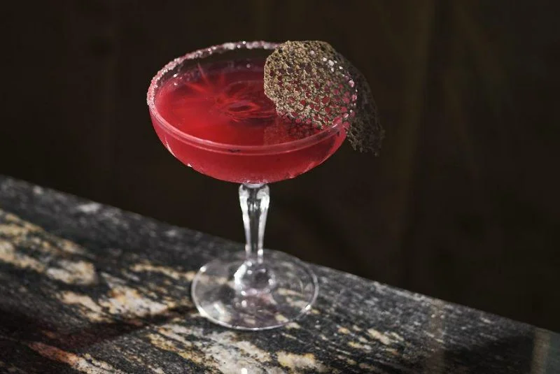 Quầy bar này lấy tên từ sastrería (tiệm may) che khuất