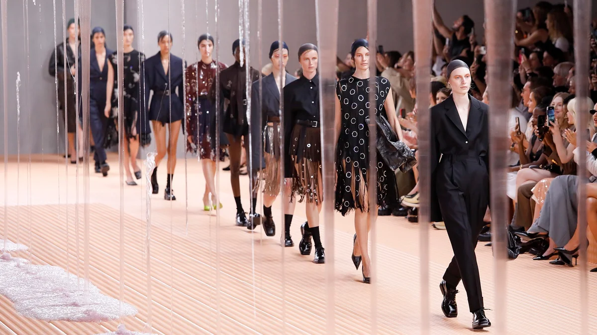 Prada Spring 2024 làm sống lại những bộ trang phục thường nhật