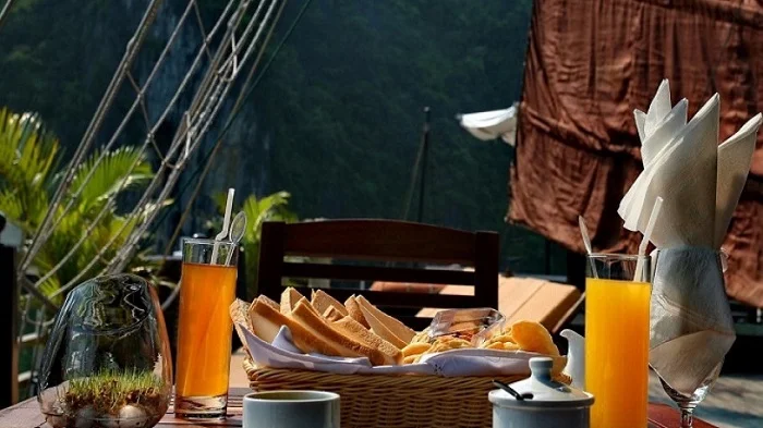 Ẩm thực du thuyền Pelican luôn là một trong những điểm hấp dẫn du khách. Ảnh: Halong Bay Cruises