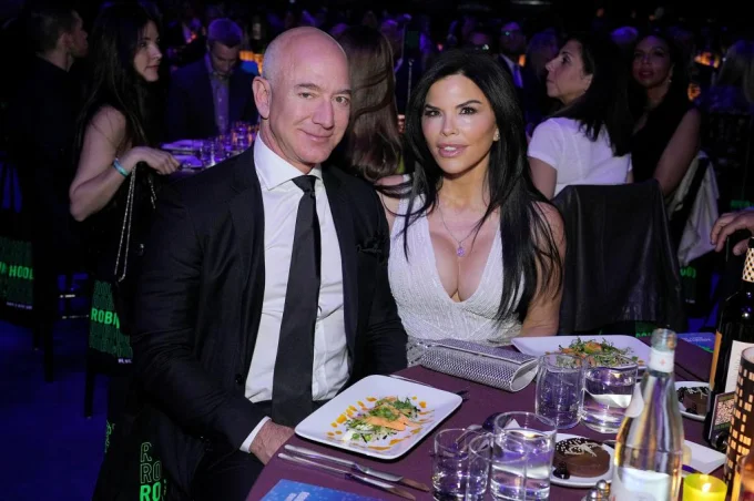 bezos-yacht-flees-holland-egging-07-16957143944372141332273-1535.jpg