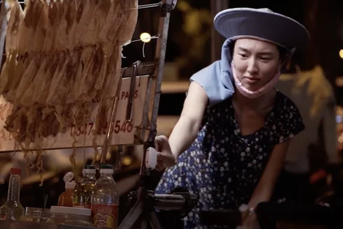 Bắt gặp Hoa hậu Thùy Tiên "dát vàng" kín người làm tượng  trên phố