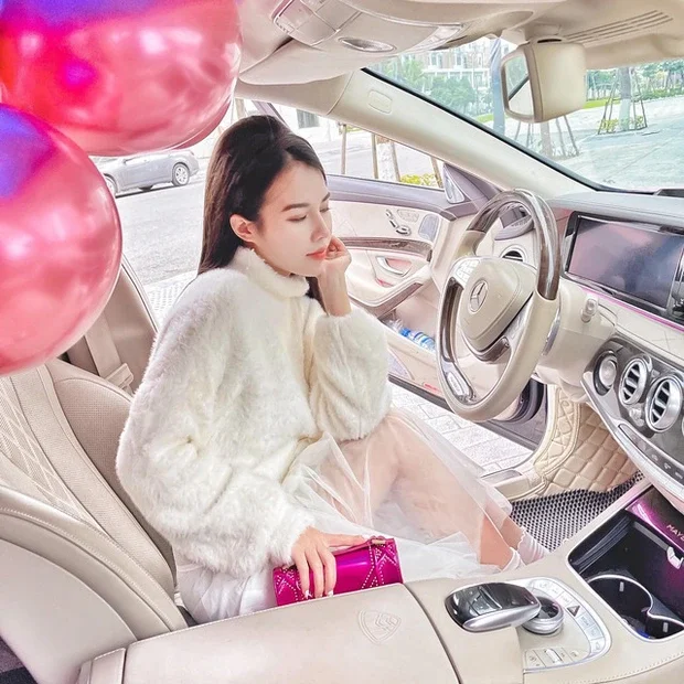 Đôi bạn thân đưa nhau đi du lịch sang chảnh kỷ niệm 18 năm tình bạn