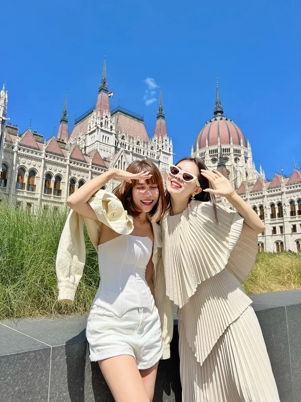 Đôi bạn thân đưa nhau đi du lịch sang chảnh kỷ niệm 18 năm tình bạn