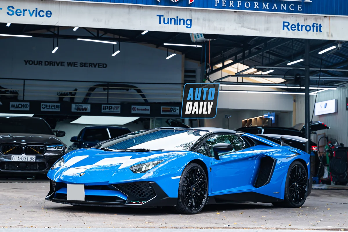 Bắt gặp Lamborghini Aventador SV Roadster màu xanh độc nhất Việt Nam