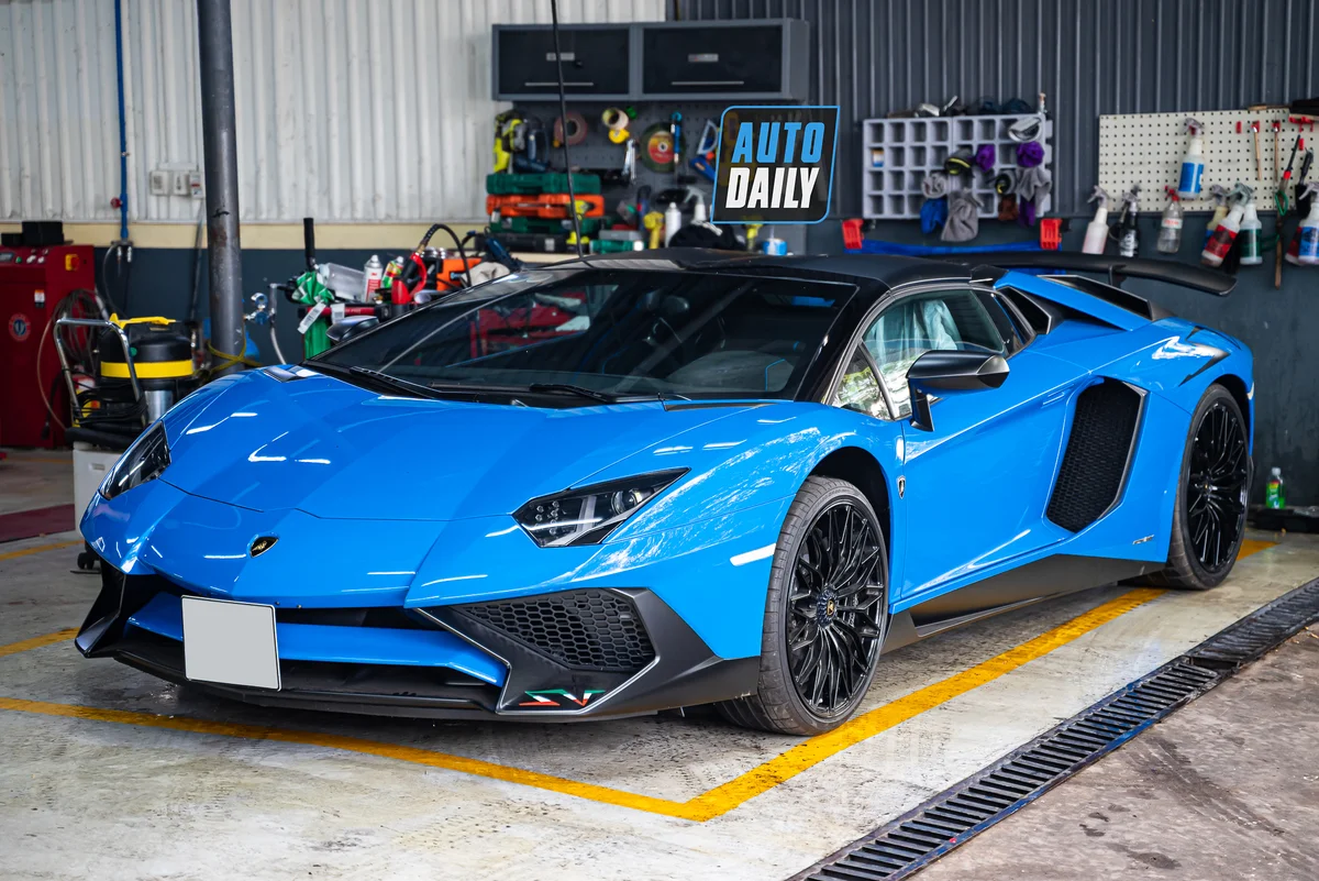 Bắt gặp Lamborghini Aventador SV Roadster màu xanh độc nhất Việt Nam