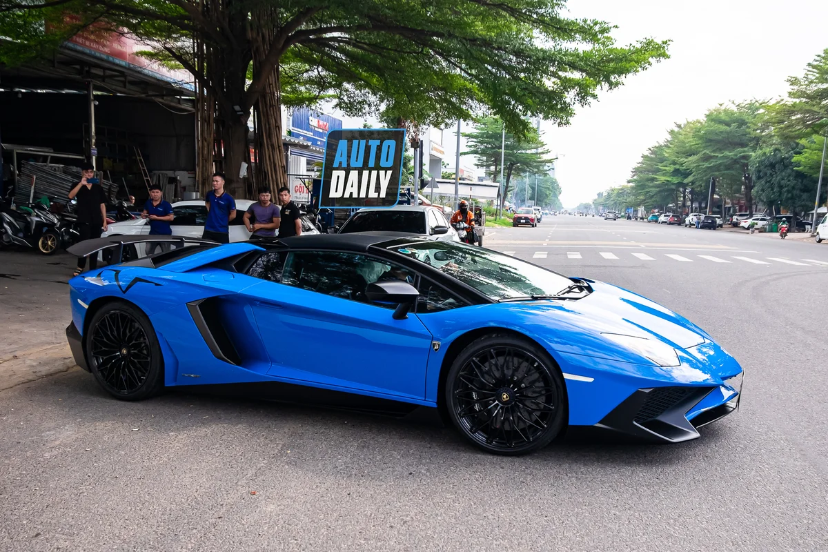 Bắt gặp Lamborghini Aventador SV Roadster màu xanh độc nhất Việt Nam