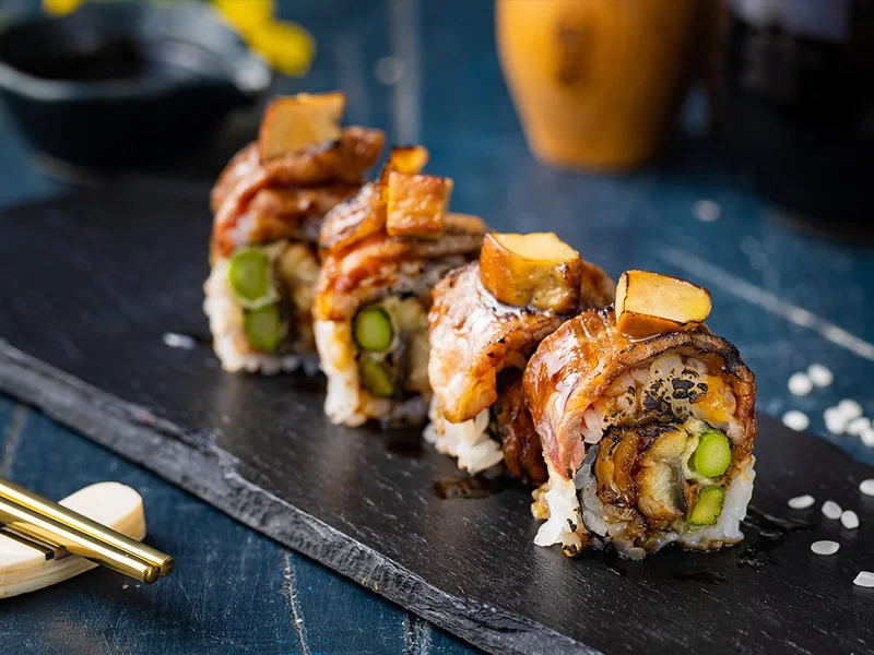 Cùng thưởng thức món sushi hương vị truyền thống Nhật