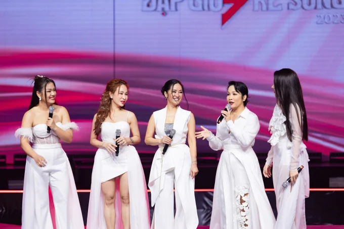 Team "chiến thần vocal" có 2 Diva xếp chót với số điểm thấp kỉ lục ?