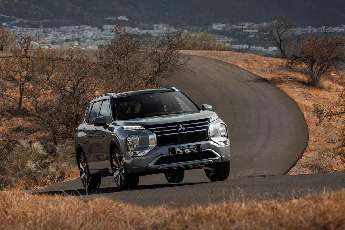 Bản nâng cấp của Mitsubishi Outlander PHEV 2025 có gì