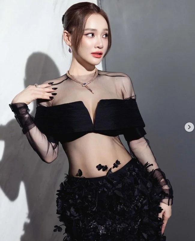 Nhã Phương khoe cơ bụng săn chắc sau Tết