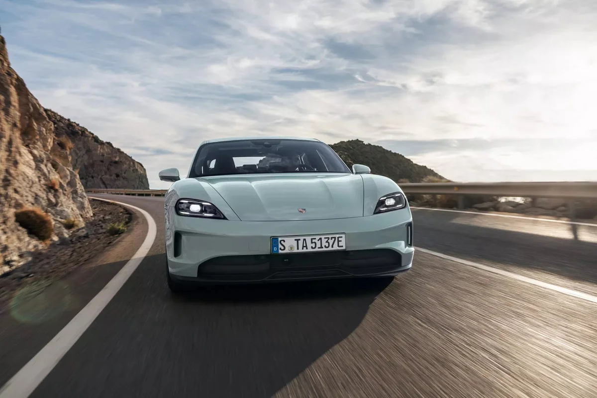 Porsche Taycan Turbo S 2025 ra mắt với công suất tiệm cận siêu xe