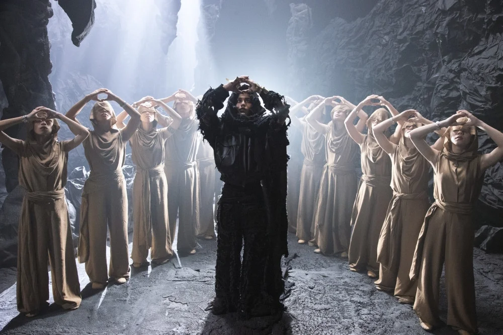 MONO ra MV Open your eyes trước anh trai Sơn Tùng trong tạo hình ma mị