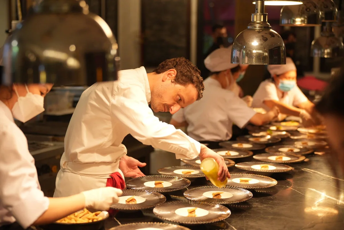 Bếp trưởng Pierre Meneau đạt sao Michelin và cơ duyên với ẩm thực Việ