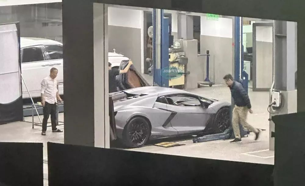 Siêu xe hybrid đầu tiên của Lamborghini lộ ảnh đã về Việt Nam, Minh "Nhựa" phấn khởi hẳn ra