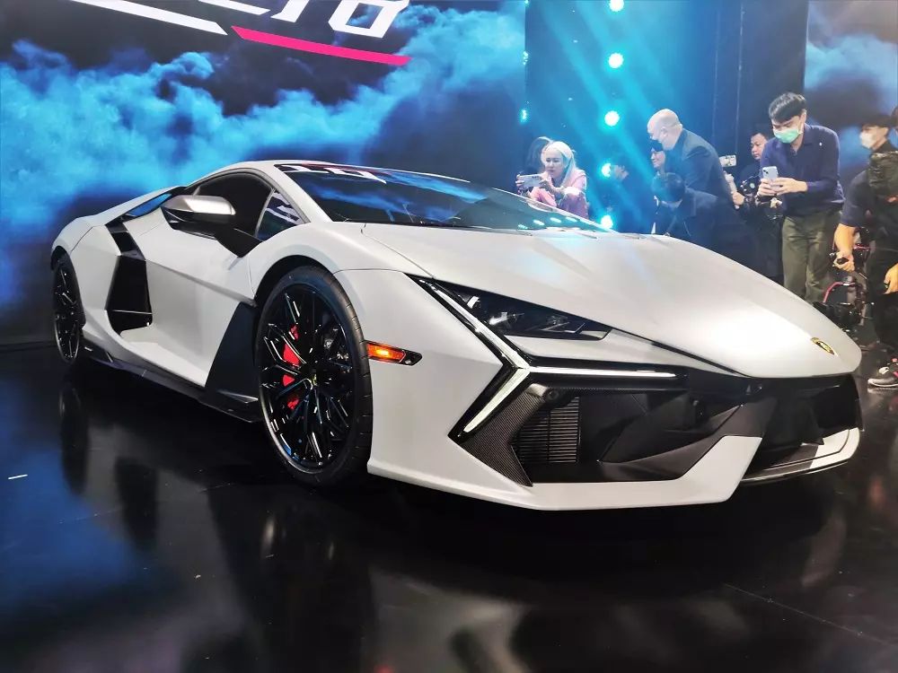 Siêu xe hybrid đầu tiên của Lamborghini lộ ảnh đã về Việt Nam, Minh "Nhựa" phấn khởi hẳn ra