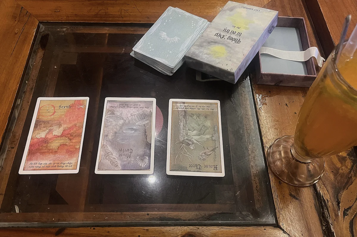 Xem tarot tại quán cafe