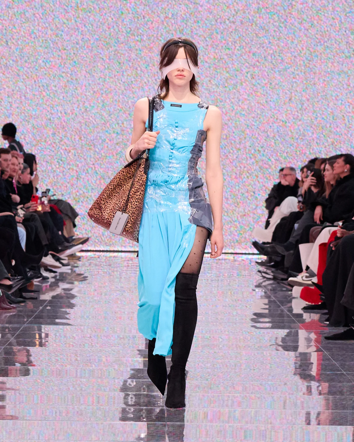 Vòng tay cuộn băng dính của Balenciaga có đáng 81 triệu đồng?