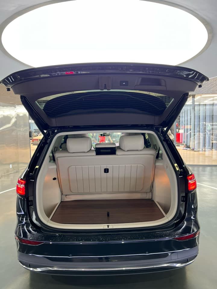 Trấn Thành sắm VW Viloran bản base nhưng có trang bị khủng hơn bản full: Ghế thương gia xoay 360 độ, sàn gỗ, trần sao kiểu Rolls-Royce
