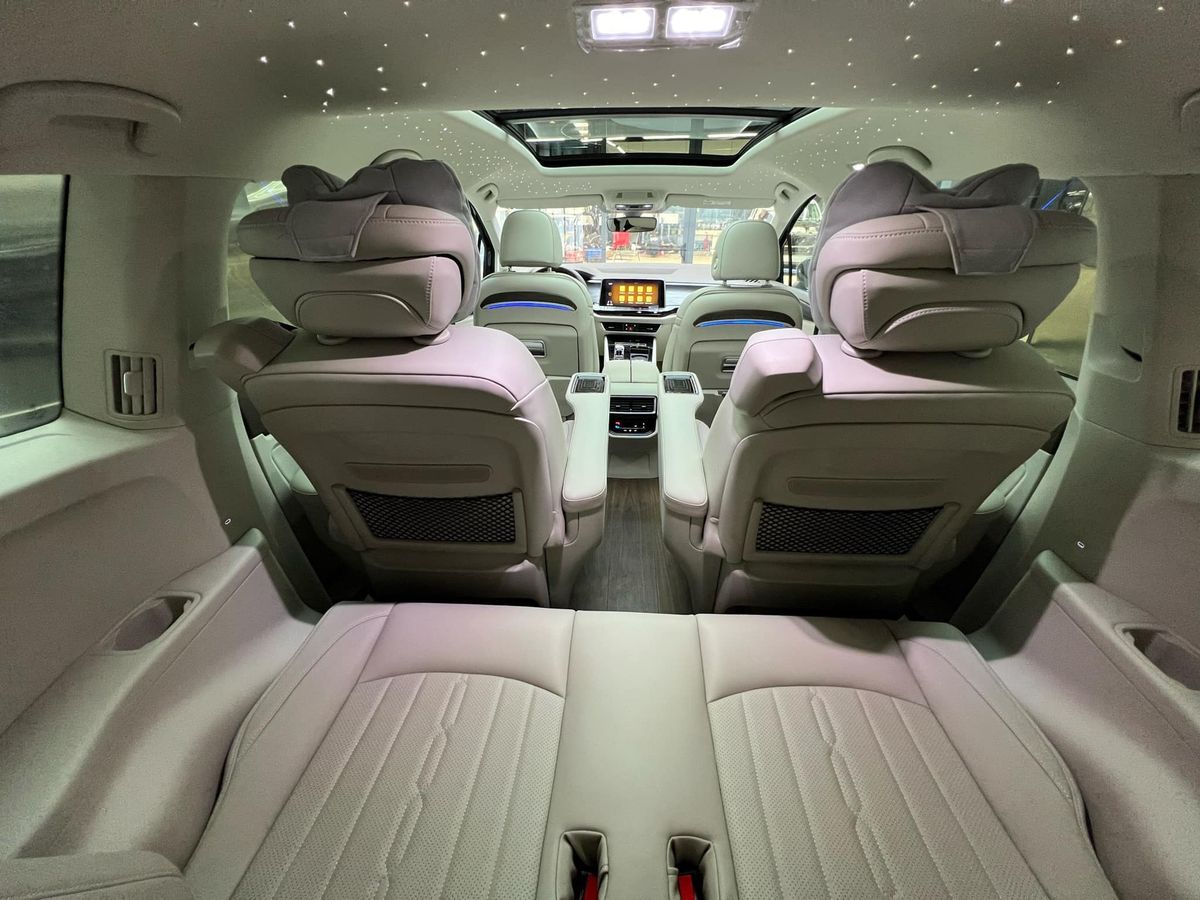 Trấn Thành sắm VW Viloran bản base nhưng có trang bị khủng hơn bản full: Ghế thương gia xoay 360 độ, sàn gỗ, trần sao kiểu Rolls-Royce