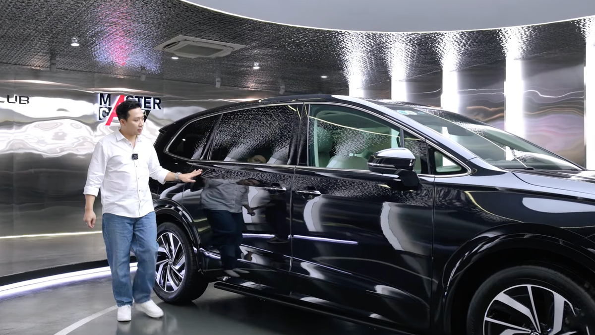 Trấn Thành ngắm nghía chiếc xe mới một cách thích thú. Ảnh: Master Car Care