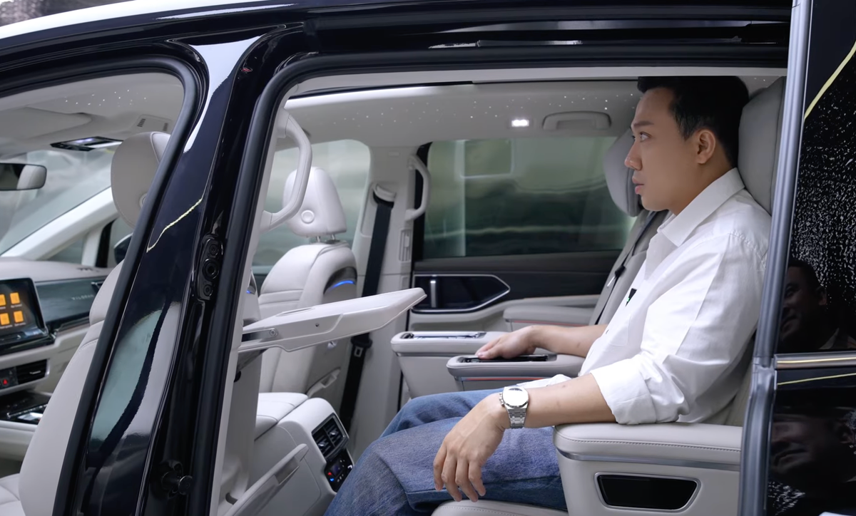 Trấn Thành sắm VW Viloran bản base nhưng có trang bị khủng hơn bản full: Ghế thương gia xoay 360 độ, sàn gỗ, trần sao kiểu Rolls-Royce