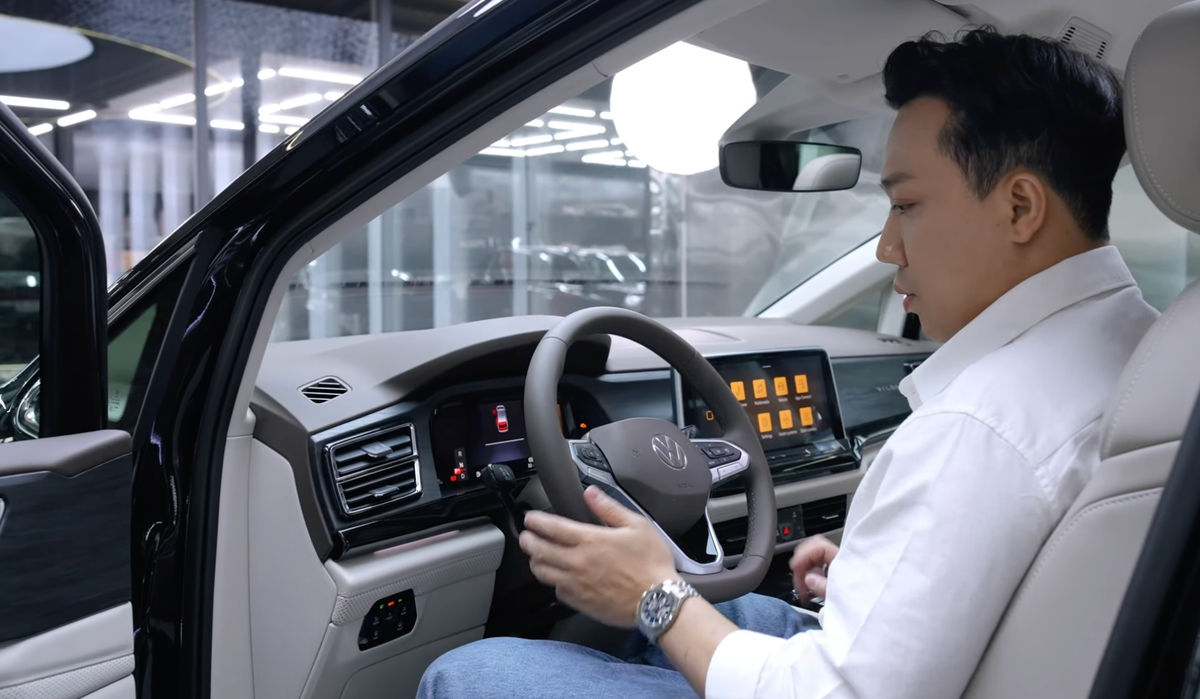 Trấn Thành sắm VW Viloran bản base nhưng có trang bị khủng hơn bản full: Ghế thương gia xoay 360 độ, sàn gỗ, trần sao kiểu Rolls-Royce
