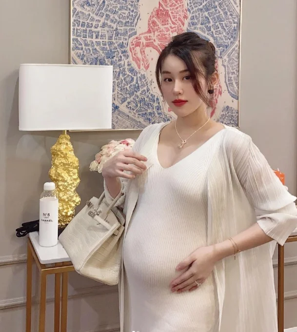 Đi đẻ sướng như thế sao? Rich mom Sài thành khoe “cơm cữ” và phòng nghỉ sau sinh sang xịn như resort 5 sao khiến dân tình choáng ngợp