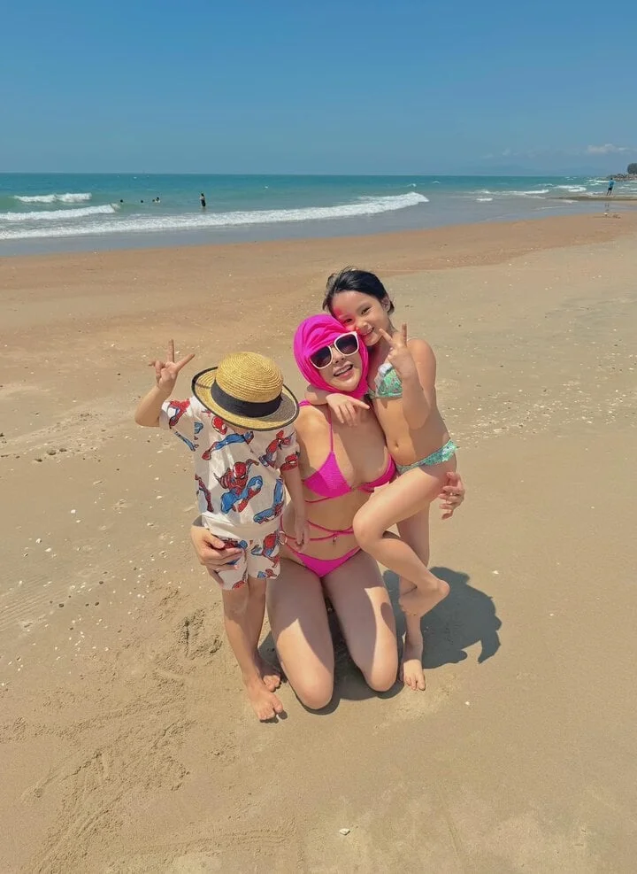 "Mẹ hai con" Diệp Lâm Anh khoe dáng nuột nà với bikini