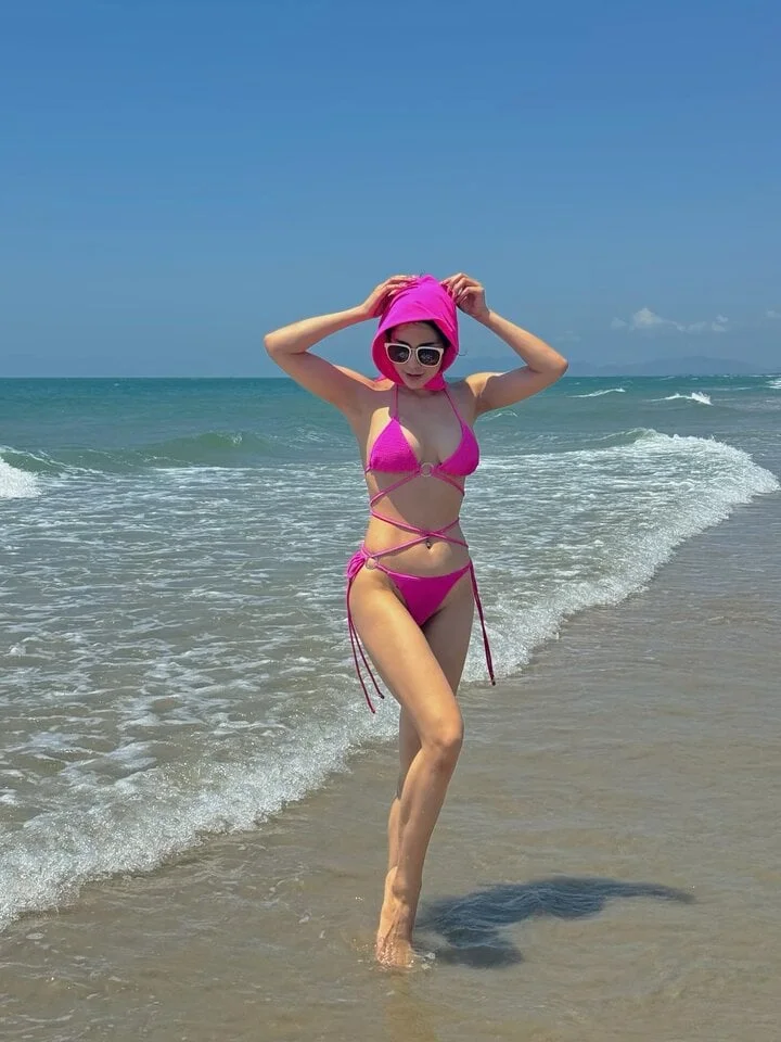 "Mẹ hai con" Diệp Lâm Anh khoe dáng nuột nà với bikini