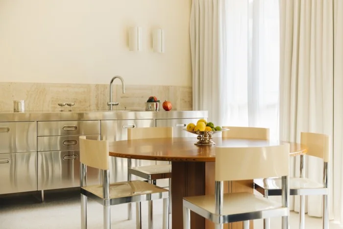 House Of Luxe: Những căn bếp đơn giản với trang trí crom, kẽm và thép