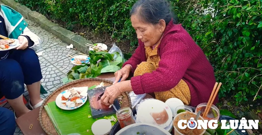 Bánh ướt cuốn tôm chua Huế