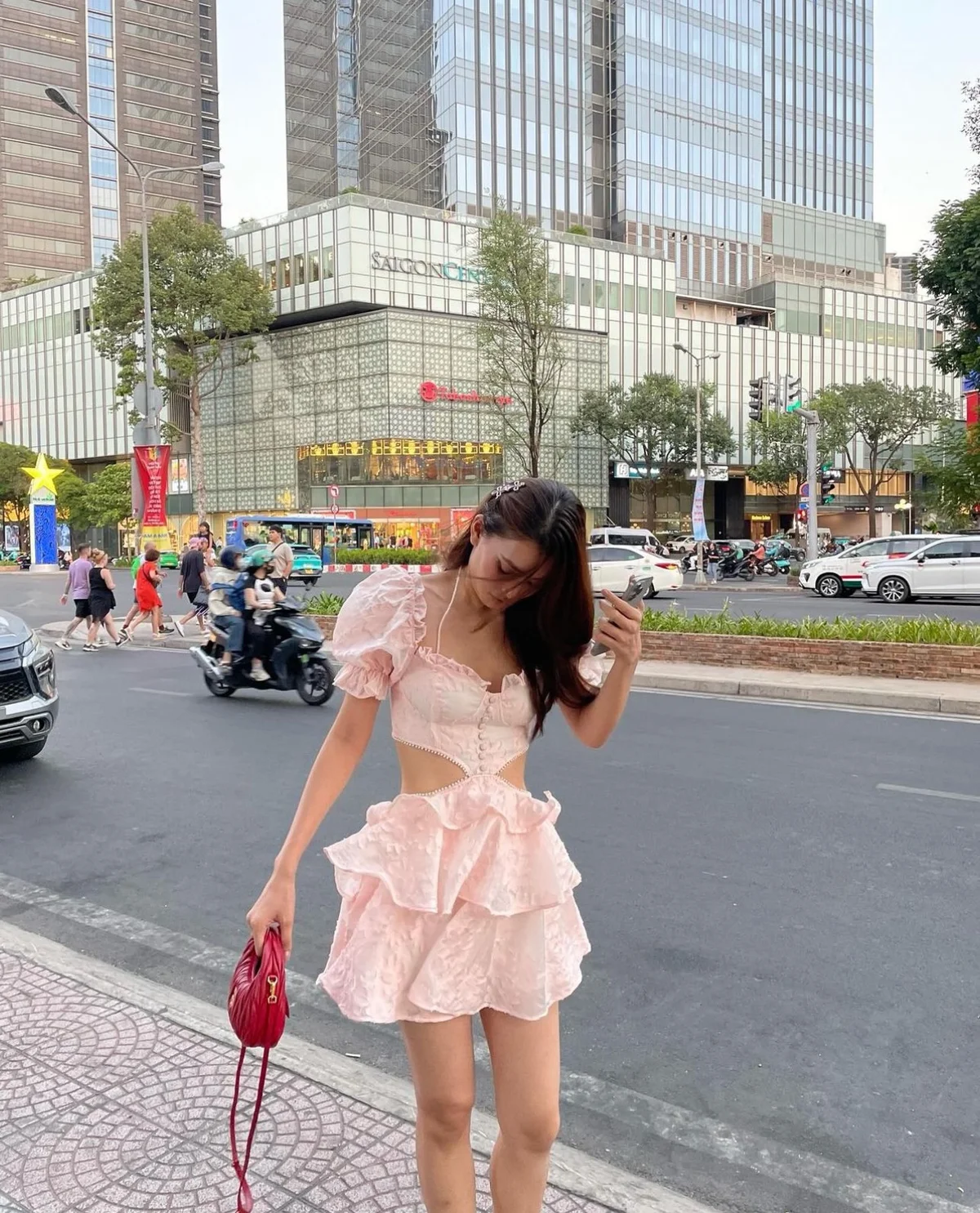 Mỹ nhân Việt 'thiêu đốt' mọi ánh nhìn bằng trang phục cut out.
