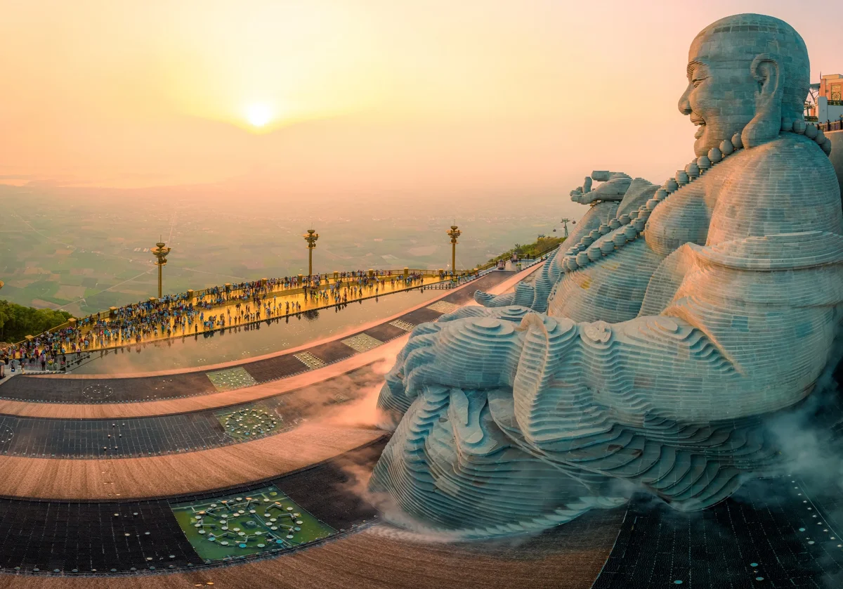 Tượng Di Lặc núi Bà Đen